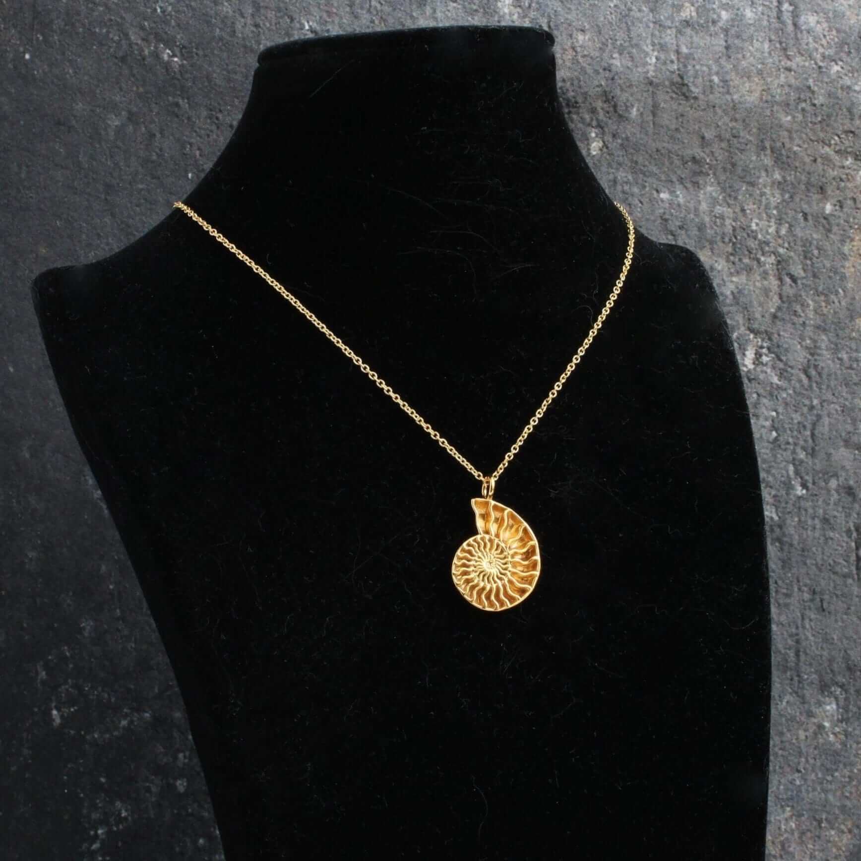 Ciondolo fossile di ammonite avvolto in filo di rame: gioielli fatti a mano - Italia Ciondolo fossile di ammonite avvolto in filo di rame: gioielli fatti a mano - Italia